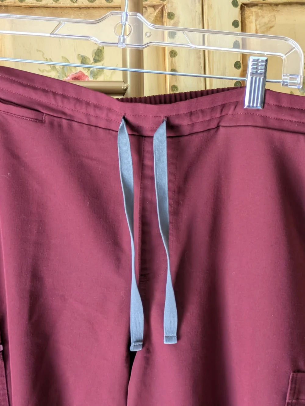 Figs Men's Maroon Cargo Scrub Pants with Gray Drawstring Sz L